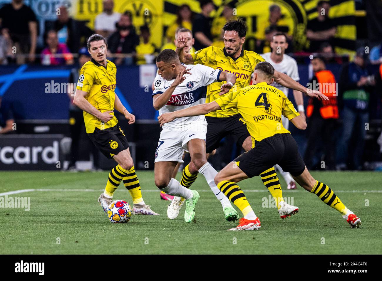 Signal-Iduna-Park, Dortmund, 01.05.2024: Kylian Mbappe von Paris fordert Nico Schlotterbeck von Dortmund beim Championsleague-Spiel Borussia Do heraus Stockfoto