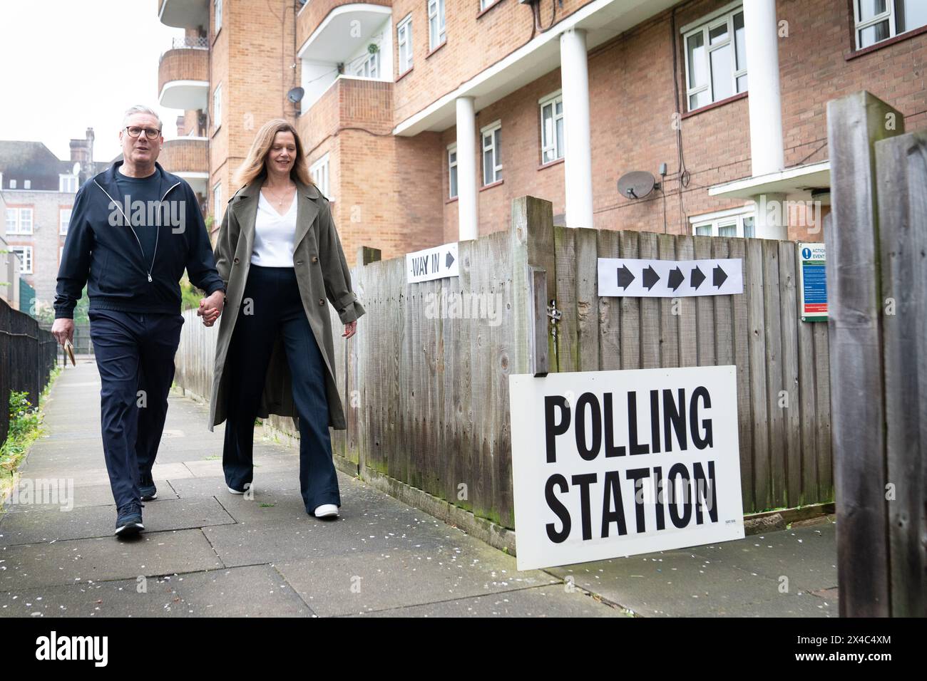 Der Labour-Führer Sir Keir Starmer und seine Frau Victoria treffen in ihrem Wahllokal im Norden Londons ein, um bei den Wahlen zum Bürgermeister und Bürgermeister in London ihre Stimme abzugeben. Bilddatum: Donnerstag, 2. Mai 2024. Stockfoto