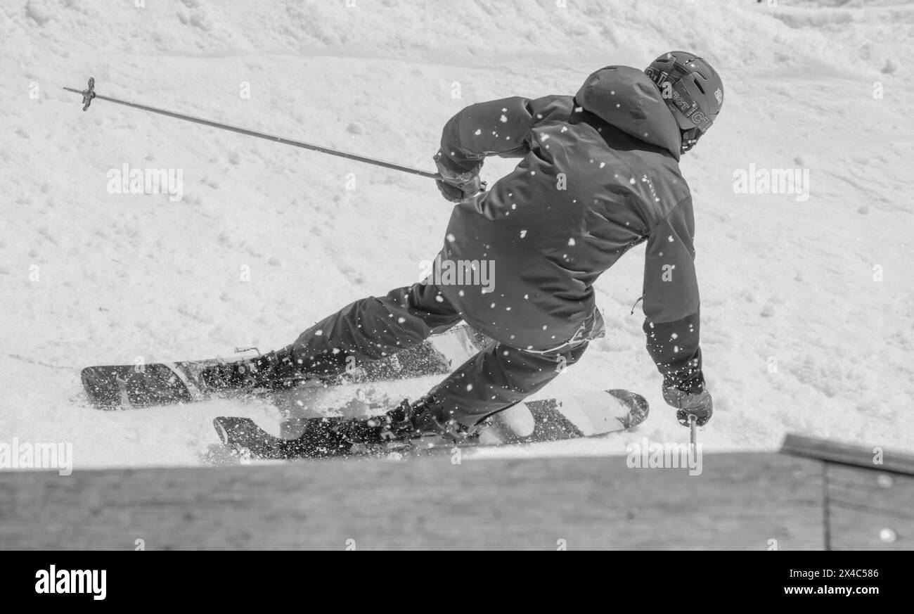 Skifahren als Sportart in verschneiten Bergsteigern im Winter Skifahren als Sportart im Winter Stockfoto