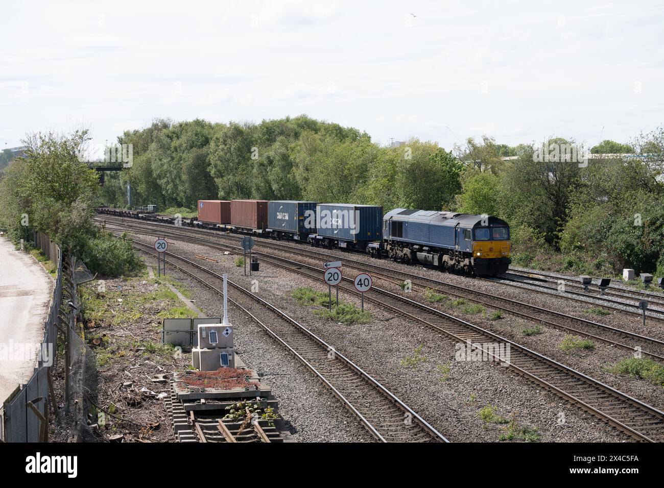 Diesellokomotive der Baureihe 66 Nr. 66305 zieht einen freightliner-Zug am Saltley Viaduct, Birmingham, Großbritannien Stockfoto