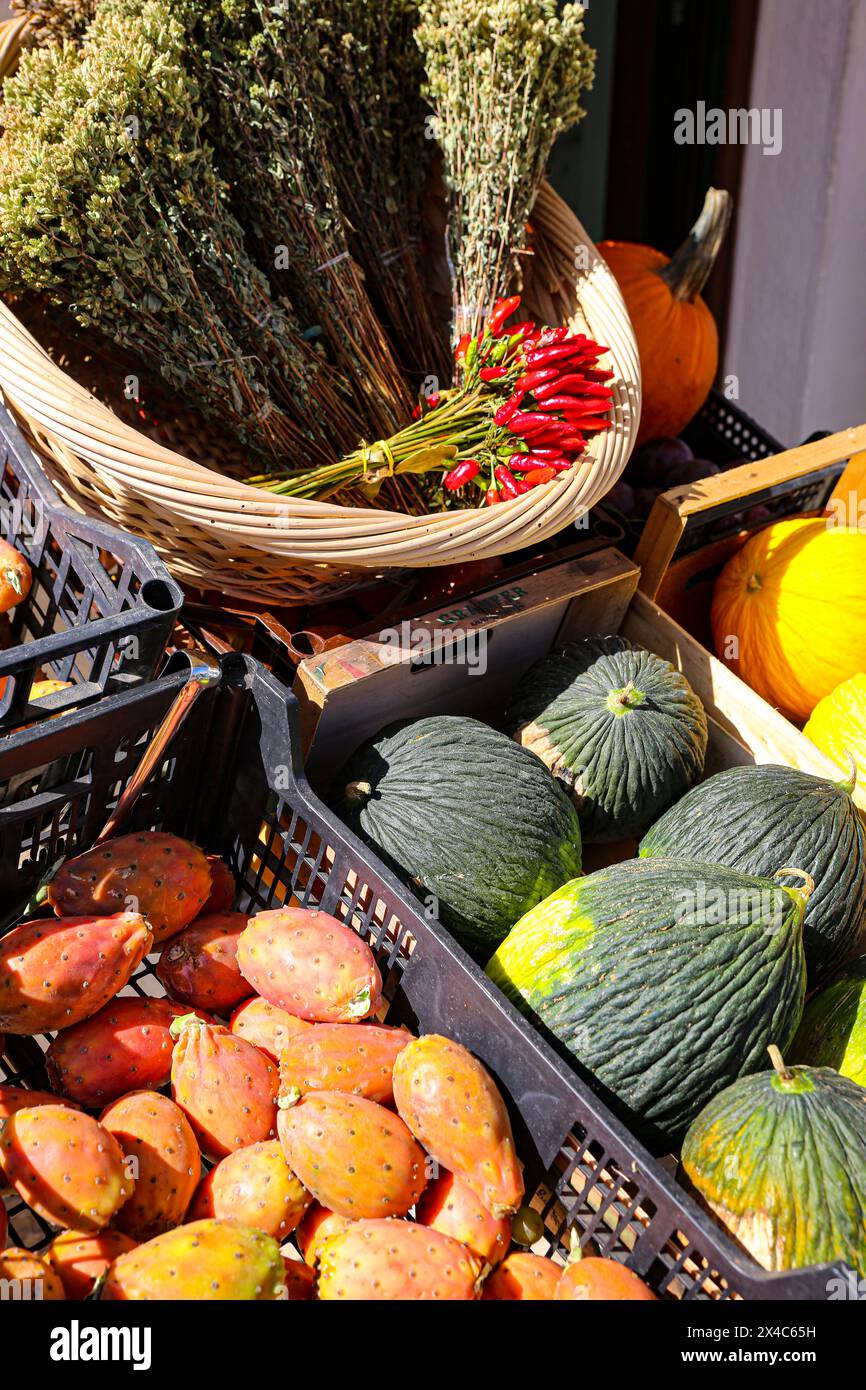 Italien. Melonen, Obst, Kürbisse, Kräuter und Lavendel in einem Korb Stockfoto