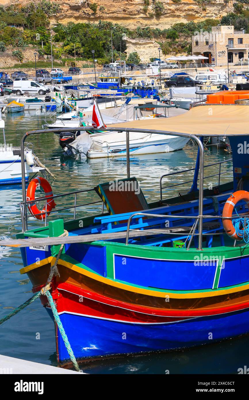 Gozo, Malta. Mittelmeer, bunte blaue, rote, grüne Holzboote auf dem Wasser. (Nur Für Redaktionelle Zwecke) Stockfoto