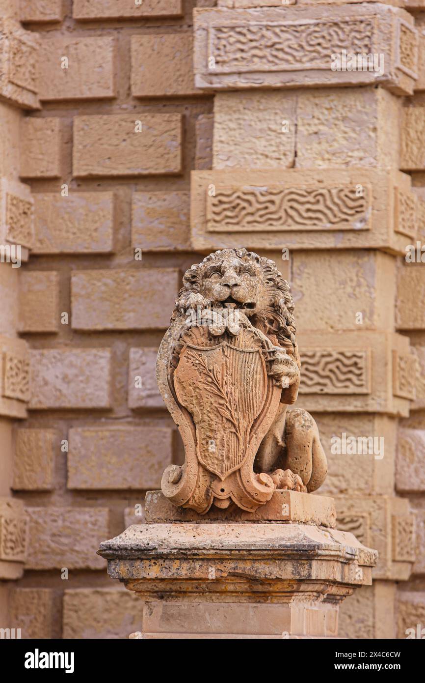 Mdina, Malta. Alte ummauerte Stadt mit Löwe von Venedig und Wappenstatuen. Stockfoto