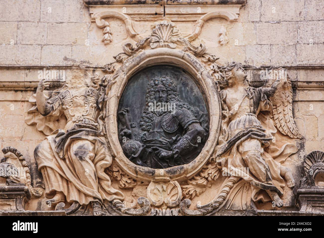 Mdina, Malta. Alte ummauerte Stadt mit Wappen Ritter und Engelrelief. (Nur Für Redaktionelle Zwecke) Stockfoto