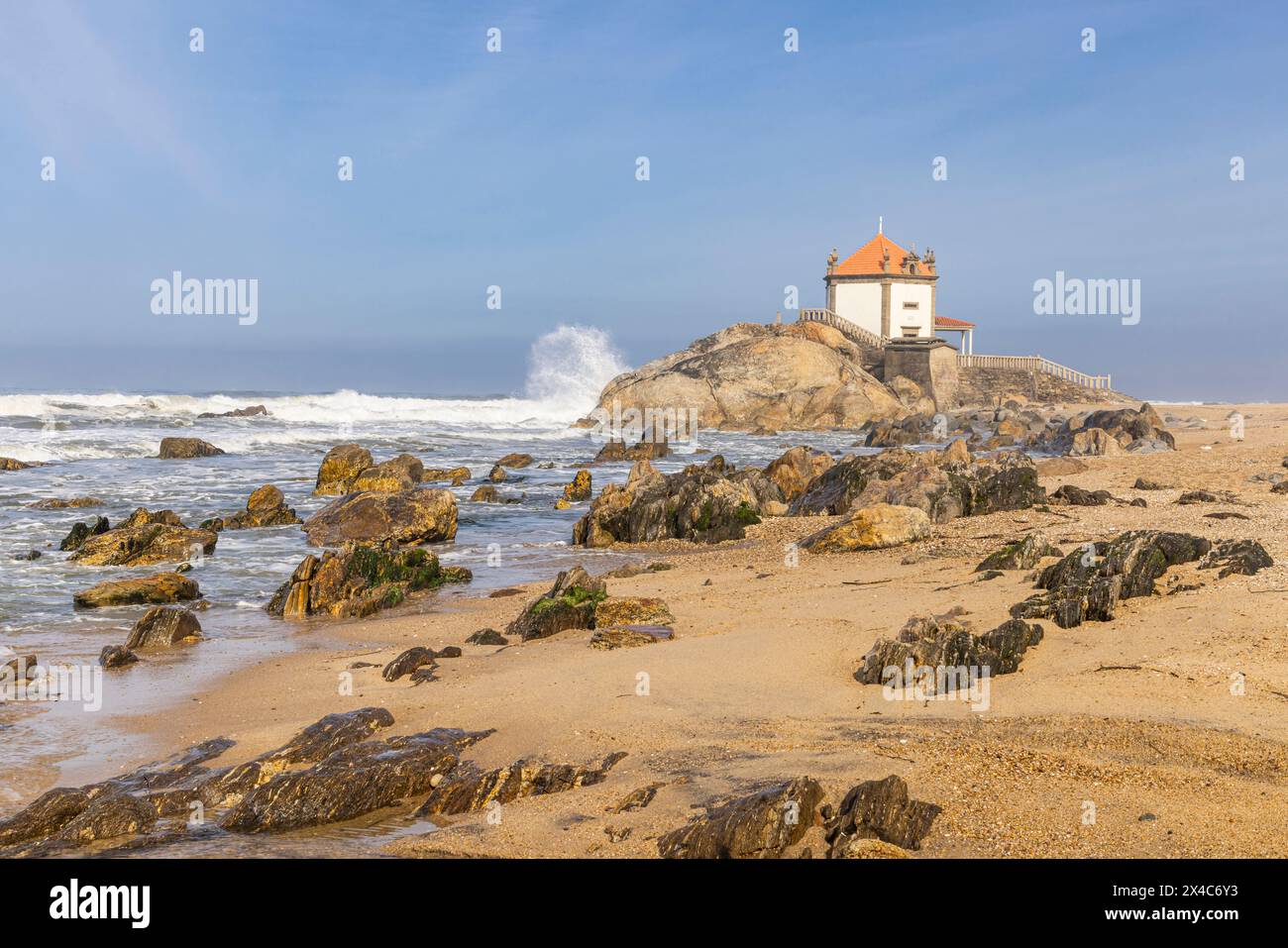 Portugal, Arcozelo. Capela do Senhor de Pedra, Kapelle des Herrn der Steine am Strand von Miramar, Praia de Miramar. Stockfoto