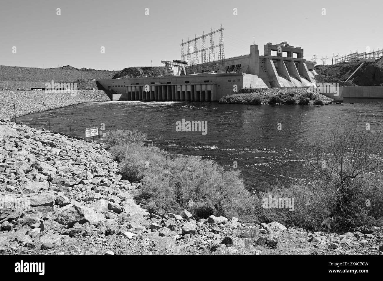 Davis Dam am Colorado River bildet den Lake Mohave. Stockfoto
