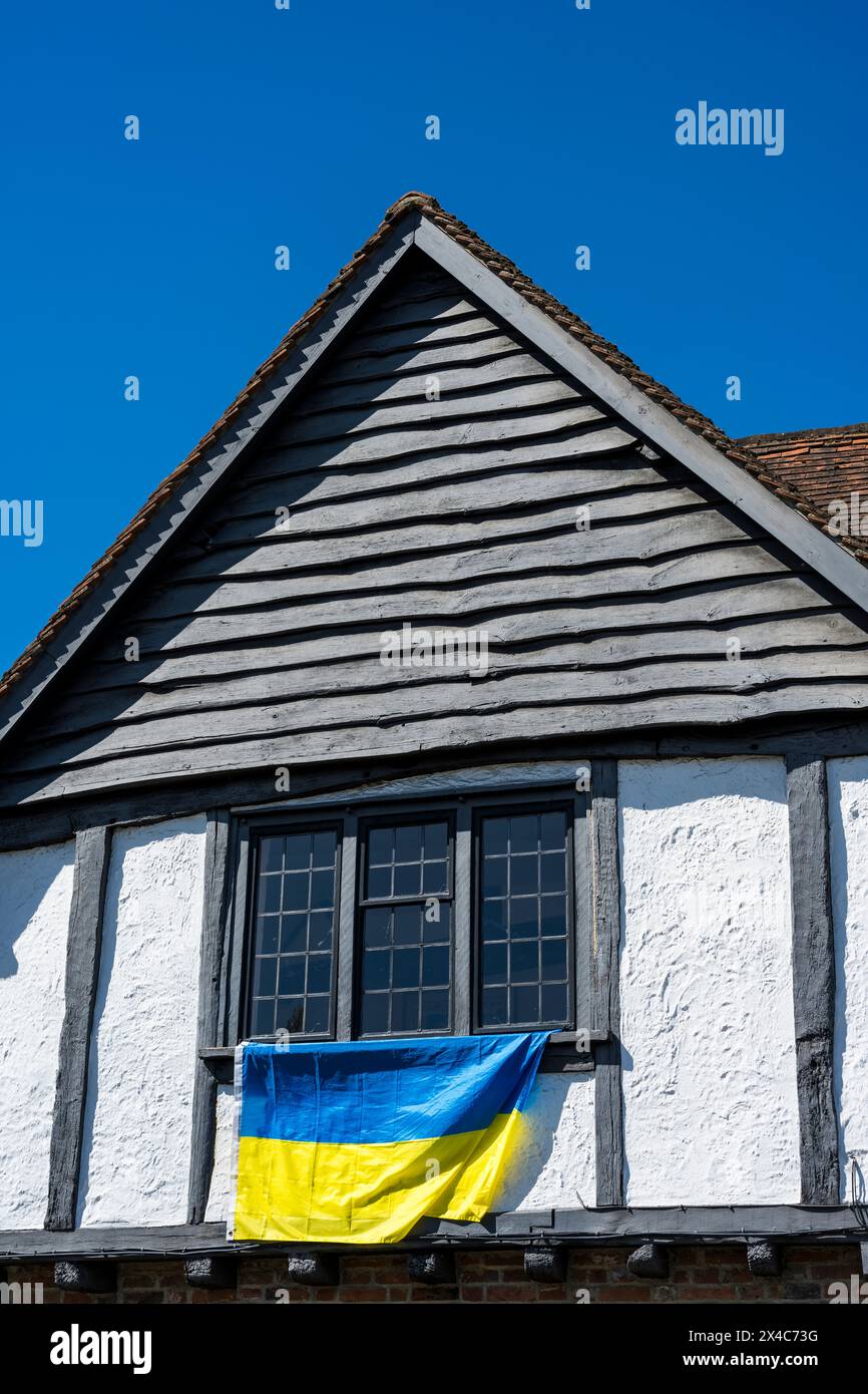 Historisches Tudor-Haus, mit Flagge unterstützt Ukraine, Henley-on-Thames, Oxfordshire, England, Vereinigtes Königreich, GB Stockfoto