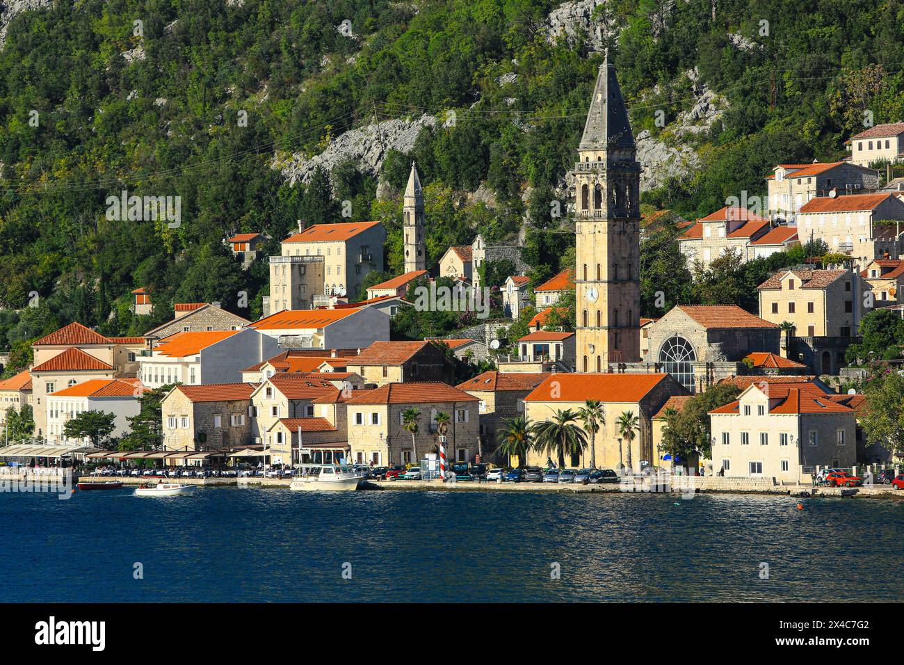 Budva, Kotor, Montenegro. Venezianische Küstenstadt Budva mit rotem Ziegeldach, Stuck und Kirchturm Campanella. (Nur Für Redaktionelle Zwecke) Stockfoto