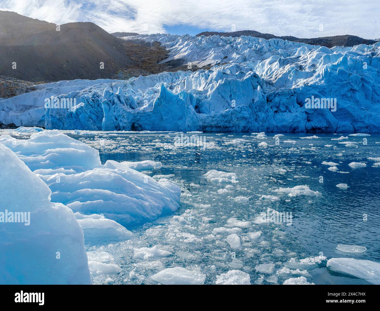 Bruckner-Gletscher, laterale Moräne aus dem Jahr 1900, was auf den Massenverlust hindeutet. Landschaft im Johan Petersen Fjord, einem Zweig des Sermilik Eisefjords, Ammassalik Region, Grönland, dänisches Territorium. Stockfoto