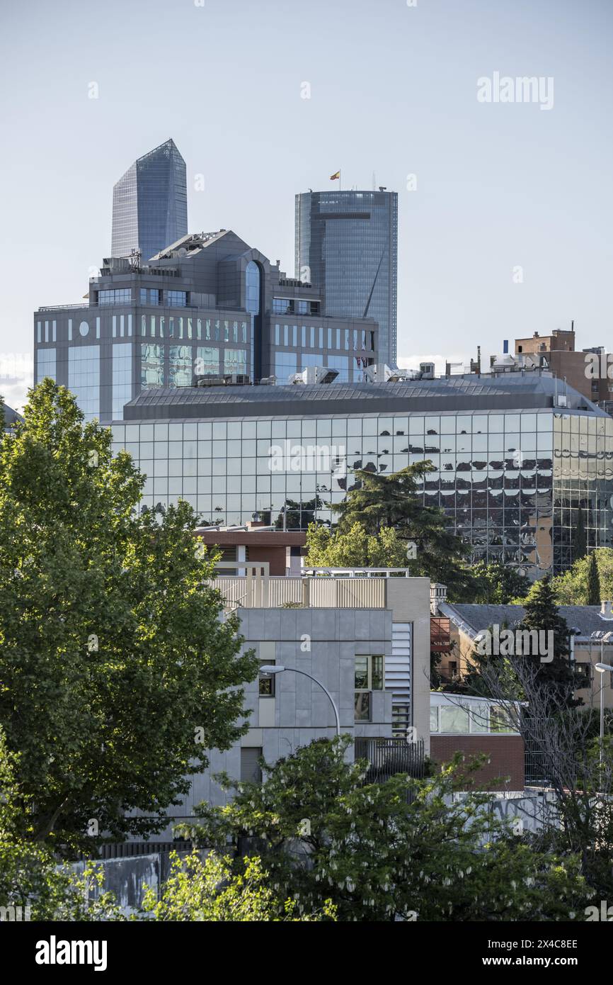 Madrids Stadtbild mit Bürogebäuden unterschiedlicher Höhe mit Glasfassaden Stockfoto