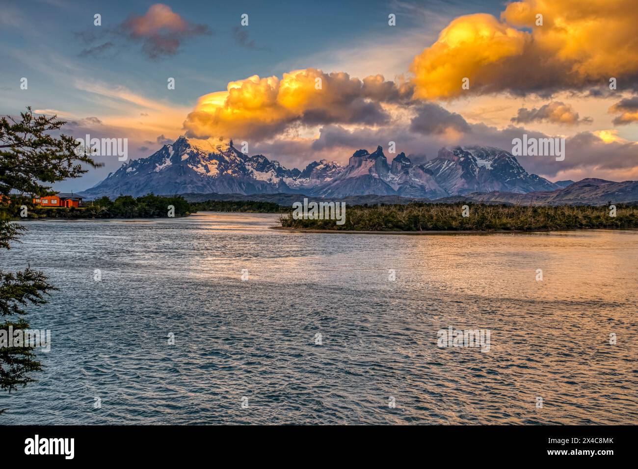 Chile, Nationalpark Torres del Paine. Landschaft mit See und Cerro Paine Grande Bergen. Stockfoto