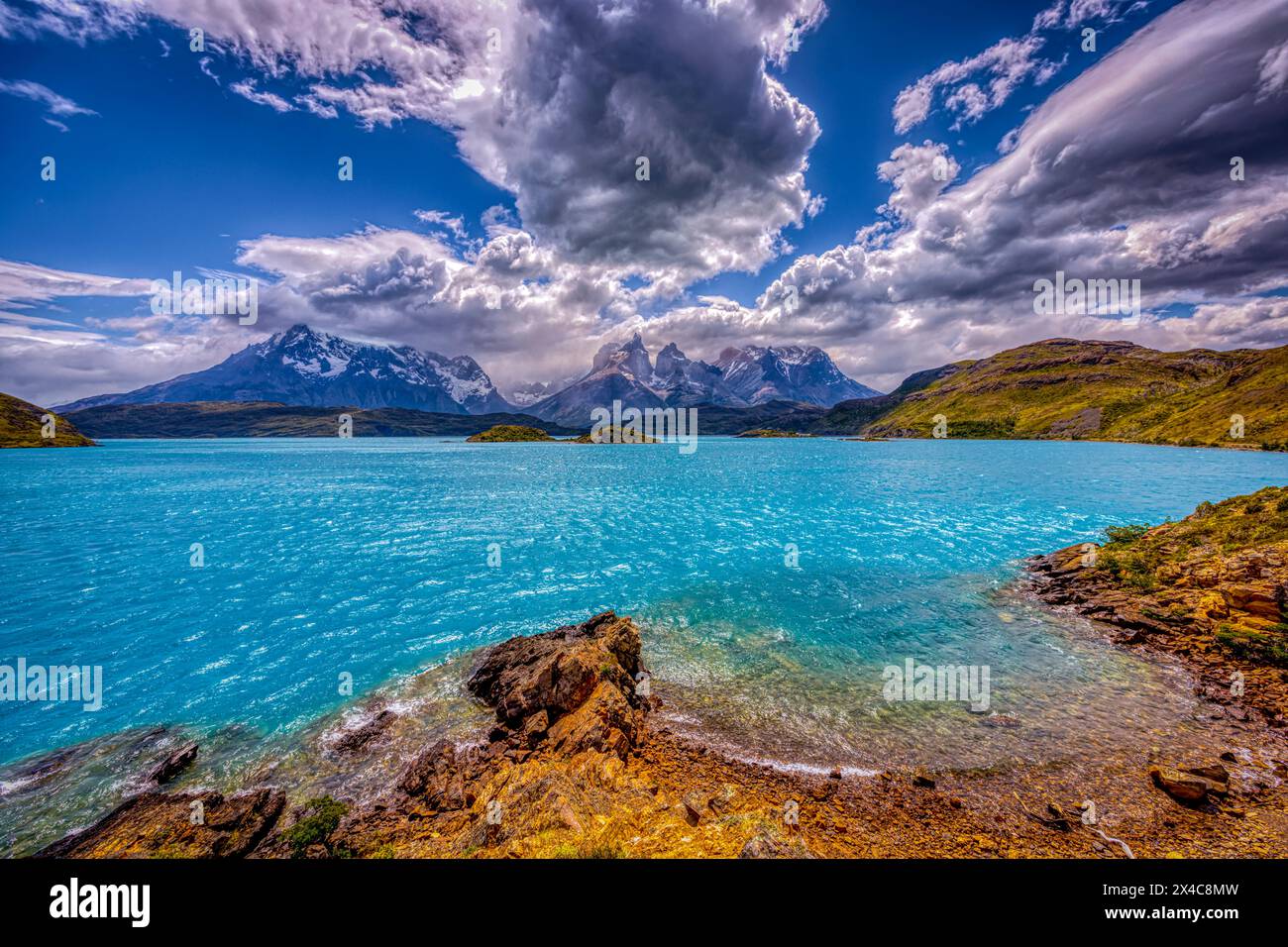 Chile, Nationalpark Torres del Paine. Landschaft mit See und Cerro Paine Grande Bergen. Stockfoto