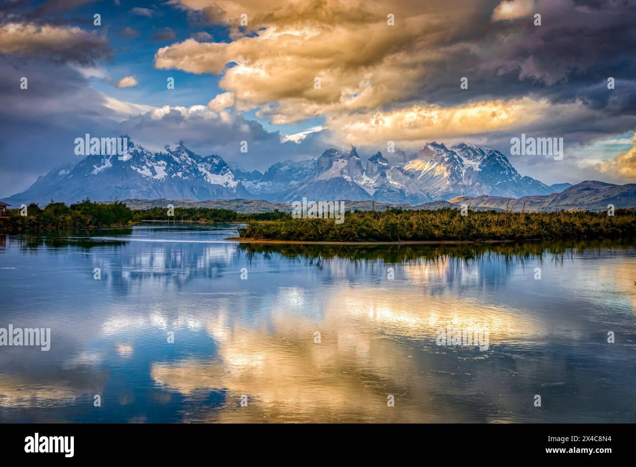 Chile, Nationalpark Torres del Paine. Landschaft mit See und Cerro Paine Grande Bergen. Stockfoto