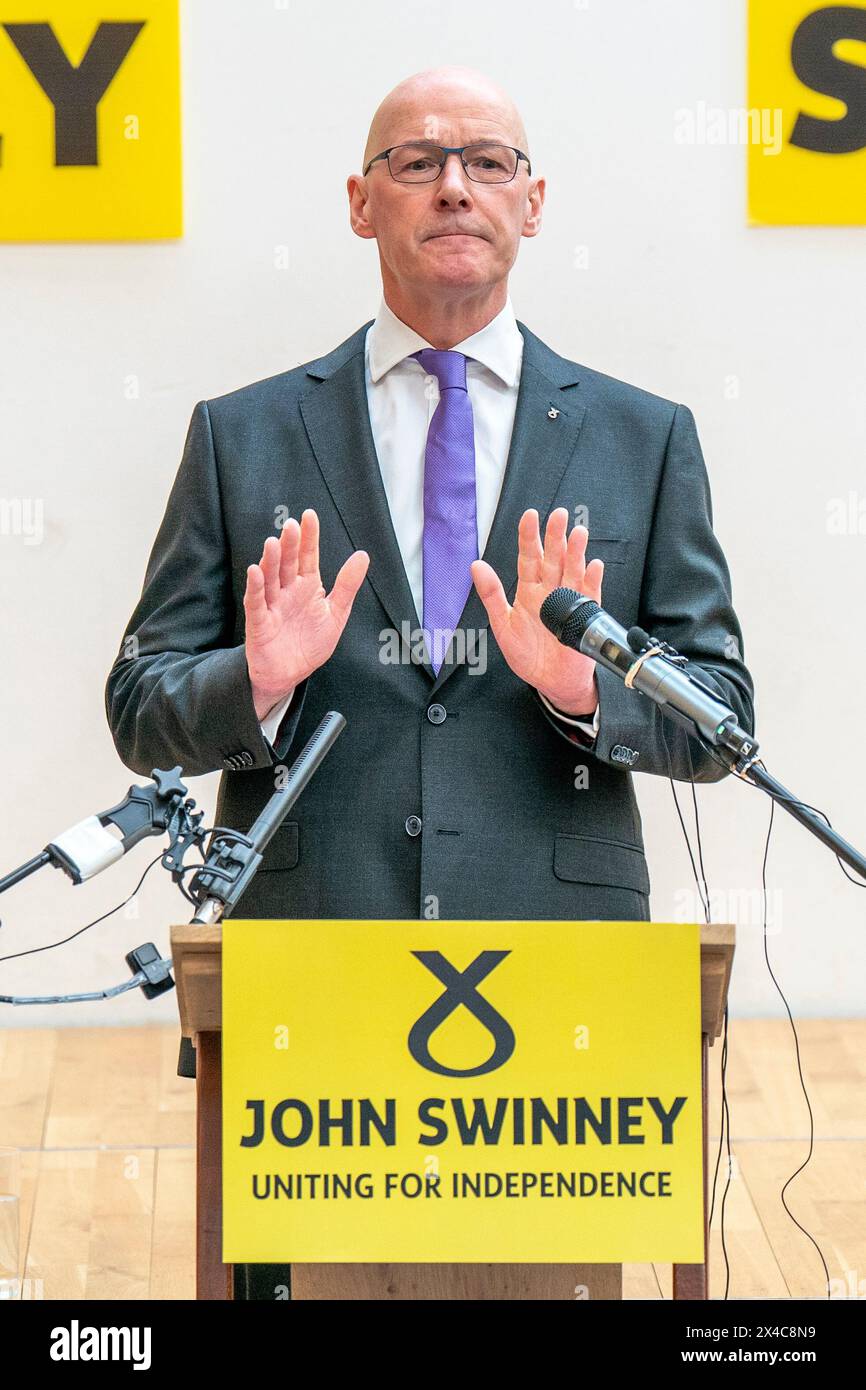 Der ehemalige stellvertretende erste Minister Schottlands John Swinney spricht während einer Pressekonferenz, um die Position für die SNP-Führung beim Grassmarket Community Project in Edinburgh anzukündigen. Bilddatum: Donnerstag, 2. Mai 2024. Stockfoto