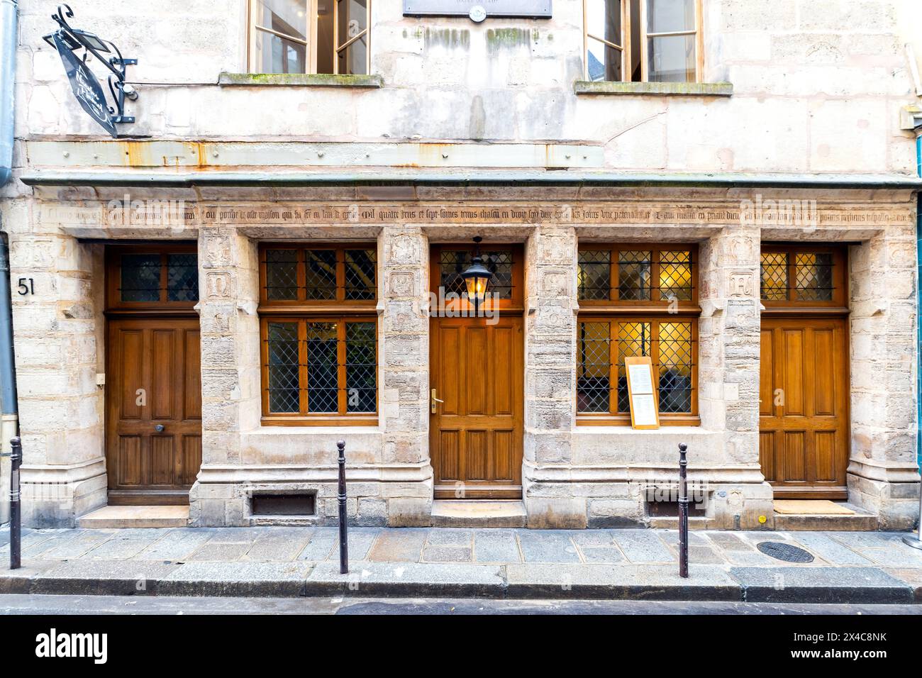 Das Haus von Nicolas Flamel in der Rue de Montmorency 51 im 3. Arrondissement von Paris. Frankreich. Es wurde 1407 fertiggestellt, wie es in der Inschrift steht Stockfoto