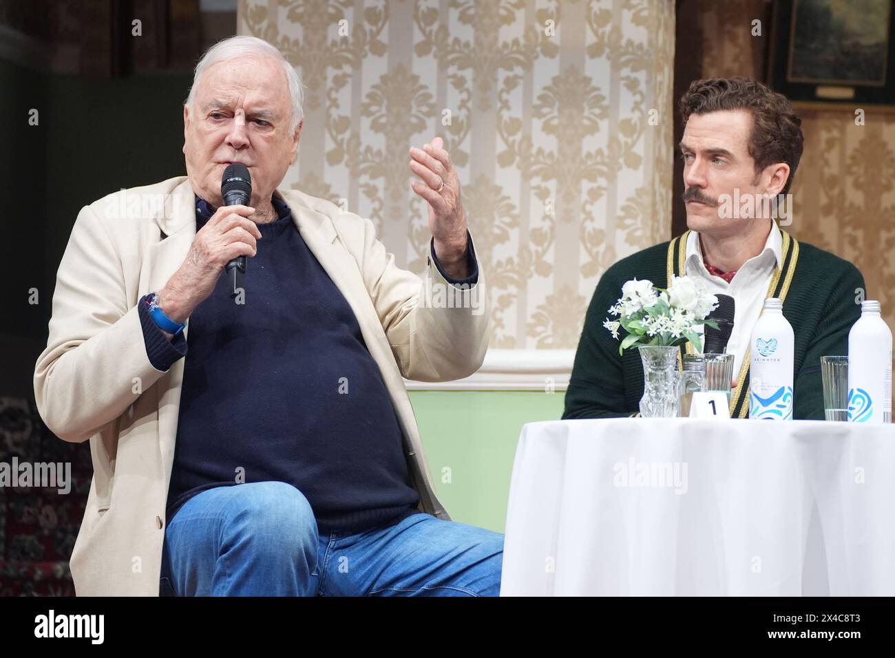 John Cleese und Adam Jackson-Smith als Basil Fawlty während einer Q&A-Session mit den Medien vor der Eröffnung von Fawlty Towers the Play, die am Samstag im Apollo Theatre im Zentrum Londons eröffnet wird. Bilddatum: Donnerstag, 2. Mai 2024. Stockfoto