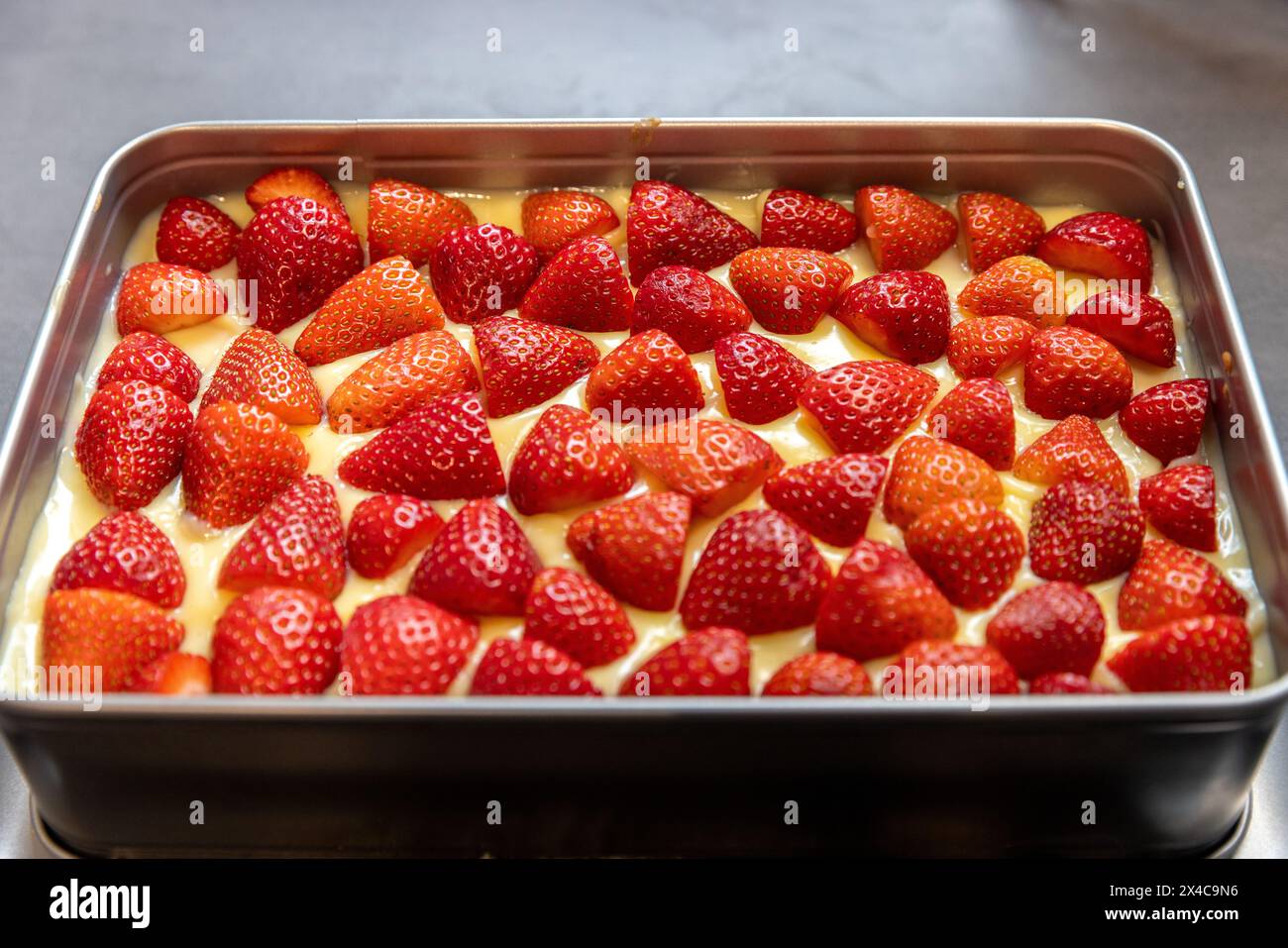Erdbeerkuchen mit frischen großen Erdbeeren Stockfoto