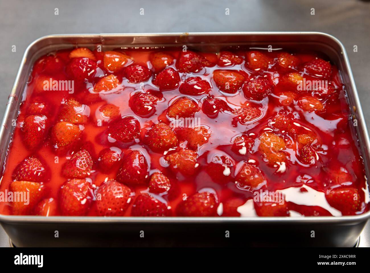 Erdbeerkuchen mit frischen großen Erdbeeren Stockfoto