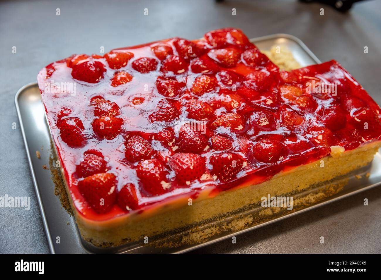 Erdbeerkuchen mit frischen großen Erdbeeren Stockfoto