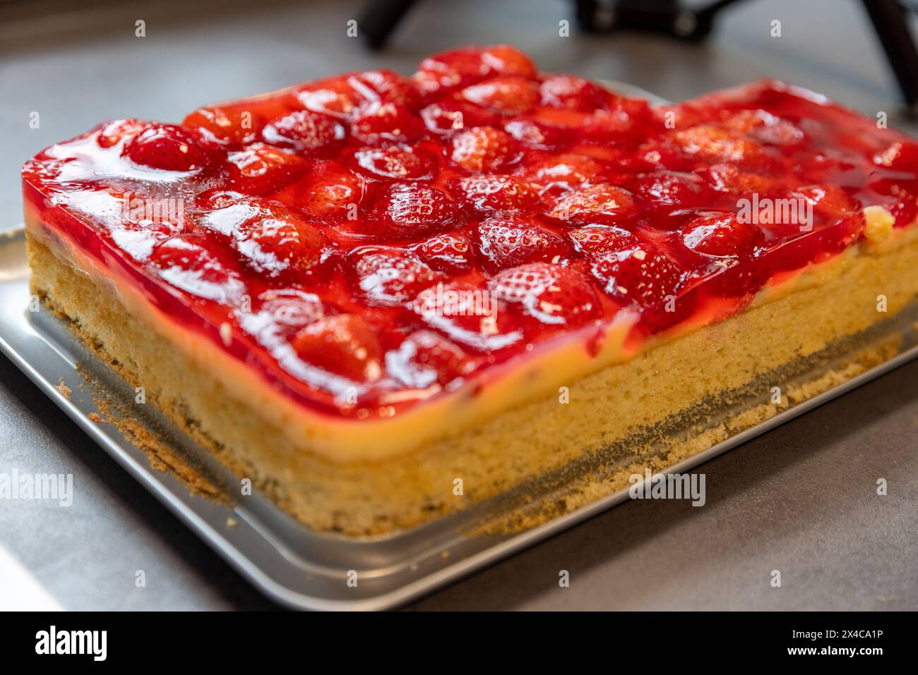 Erdbeerkuchen mit frischen großen Erdbeeren Stockfoto