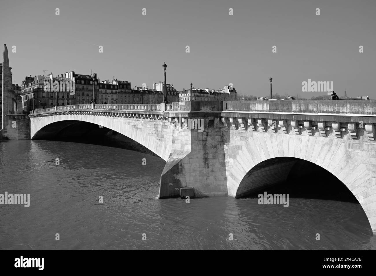 Die Pont de la Tournelle, eine berühmte Brücke über die seine in Paris, Frankreich. Schwarzweißbild. Stockfoto