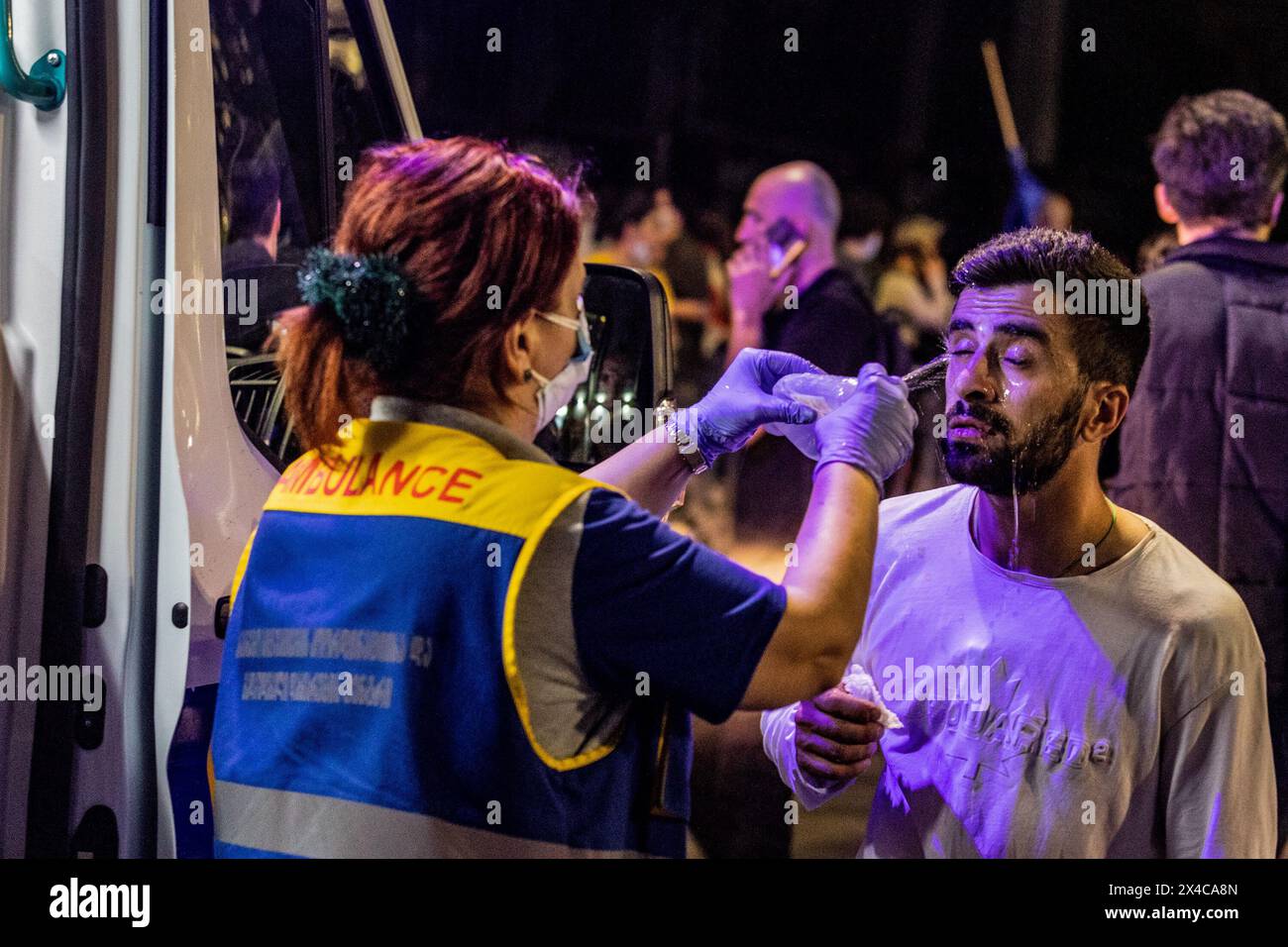 Tiflis, Georgien. Mai 2024. Einem jungen Mann wird von einem Arzt Wasser in die Augen gespritzt, nachdem er während einer Demonstration vor dem georgischen Parlament Pfeffer von der Polizei gespritzt hat. Tausende haben an einem Protest gegen die zweite Lesung eines Gesetzes teilgenommen, das zur Vornahme eines umstrittenen Gesetzes über "ausländische Agenten" gestimmt wurde, das wochenlange Massenproteste in der Hauptstadt Tiflis ausgelöst hat. Quelle: SOPA Images Limited/Alamy Live News Stockfoto