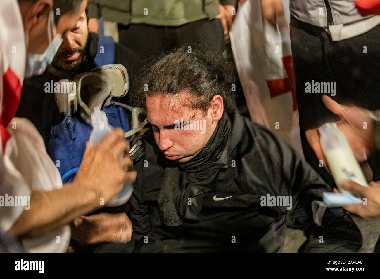 Tiflis, Georgien. Mai 2024. Während einer Demonstration vor dem georgischen Parlament liegt ein junger Mann auf dem Boden, der durch Pfefferspray der Polizei verletzt wurde. Tausende haben an einem Protest gegen die zweite Lesung eines Gesetzes teilgenommen, das zur Vornahme eines umstrittenen Gesetzes über "ausländische Agenten" gestimmt wurde, das wochenlange Massenproteste in der Hauptstadt Tiflis ausgelöst hat. (Foto: Nicholas Müller/SOPA Images/SIPA USA) Credit: SIPA USA/Alamy Live News Stockfoto