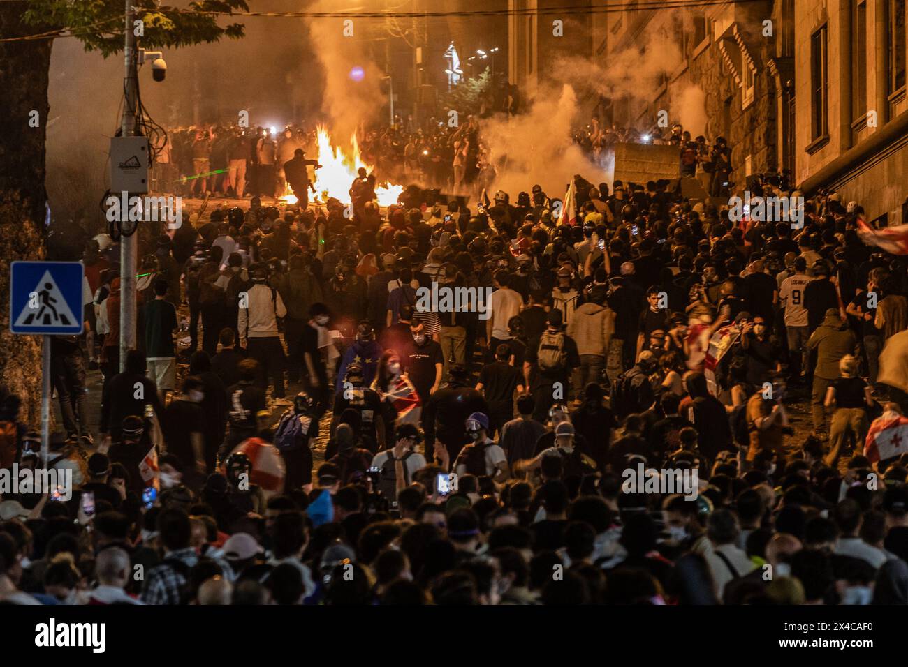 Tiflis, Georgien. Mai 2024. Demonstranten stoßen bei einer Demonstration vor dem georgischen parlament mit der Polizei zusammen. Tausende haben an einem Protest gegen die zweite Lesung eines Gesetzes teilgenommen, das zur Vornahme eines umstrittenen Gesetzes über "ausländische Agenten" gestimmt wurde, das wochenlange Massenproteste in der Hauptstadt Tiflis ausgelöst hat. (Foto: Nicholas Müller/SOPA Images/SIPA USA) Credit: SIPA USA/Alamy Live News Stockfoto