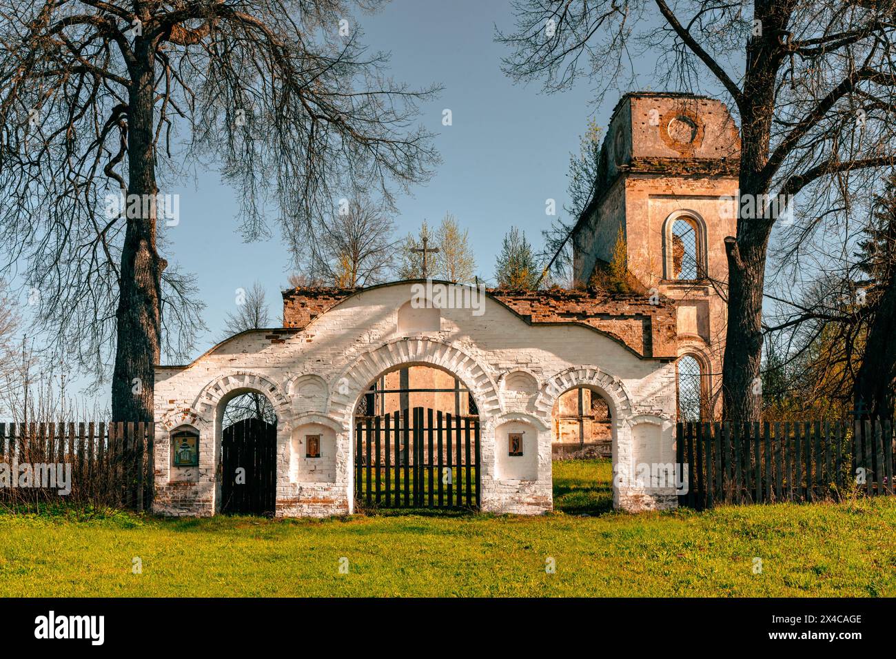 Das bogenförmige Tor vor der malerisch zerbröckelnden Kirche. Ausgewählter Fokus. Hochwertige Fotos Stockfoto