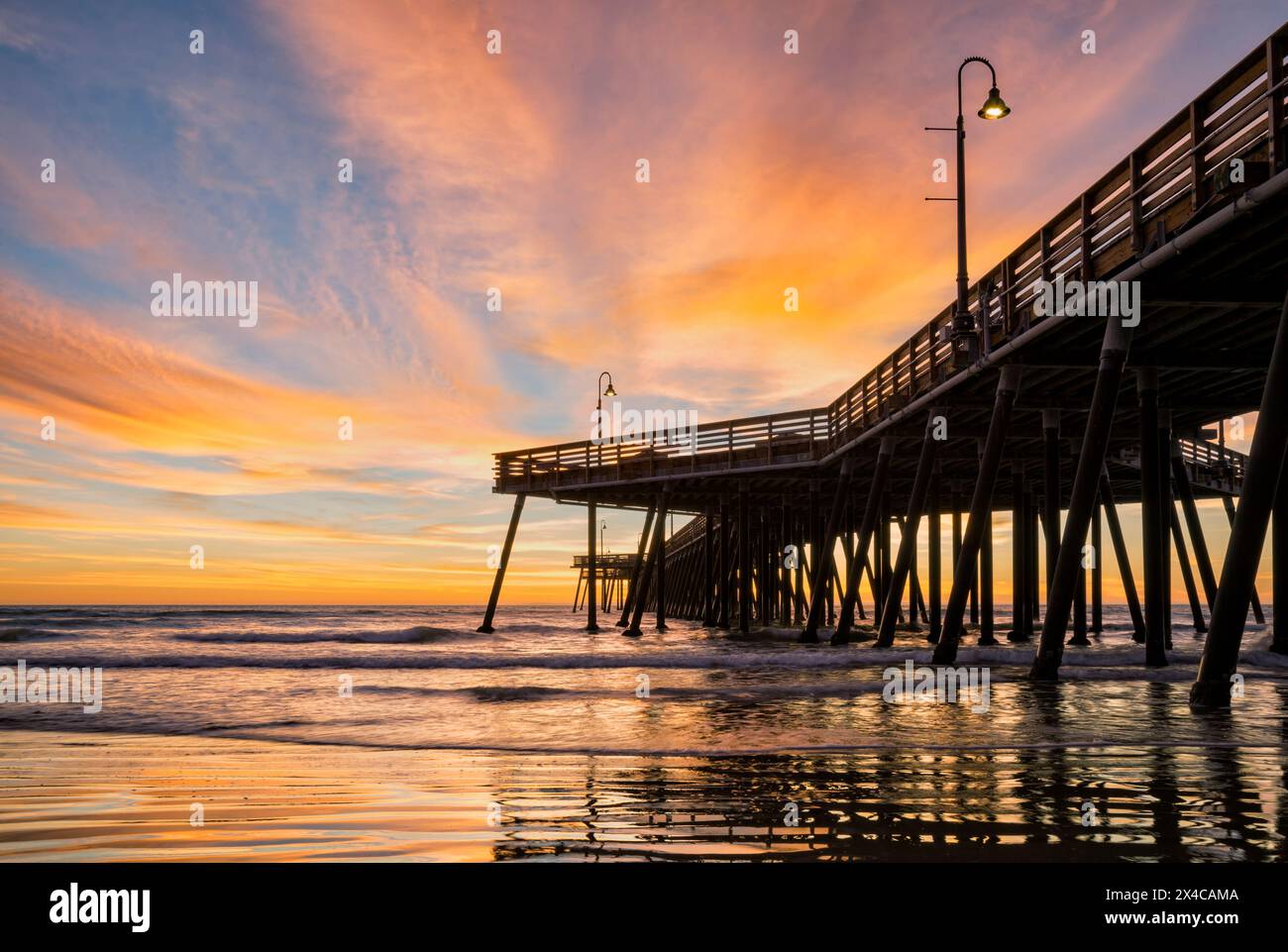 USA, Kalifornien, Central Coast, Pismo Beach. Sonnenuntergang am Pismo Pier Stockfoto