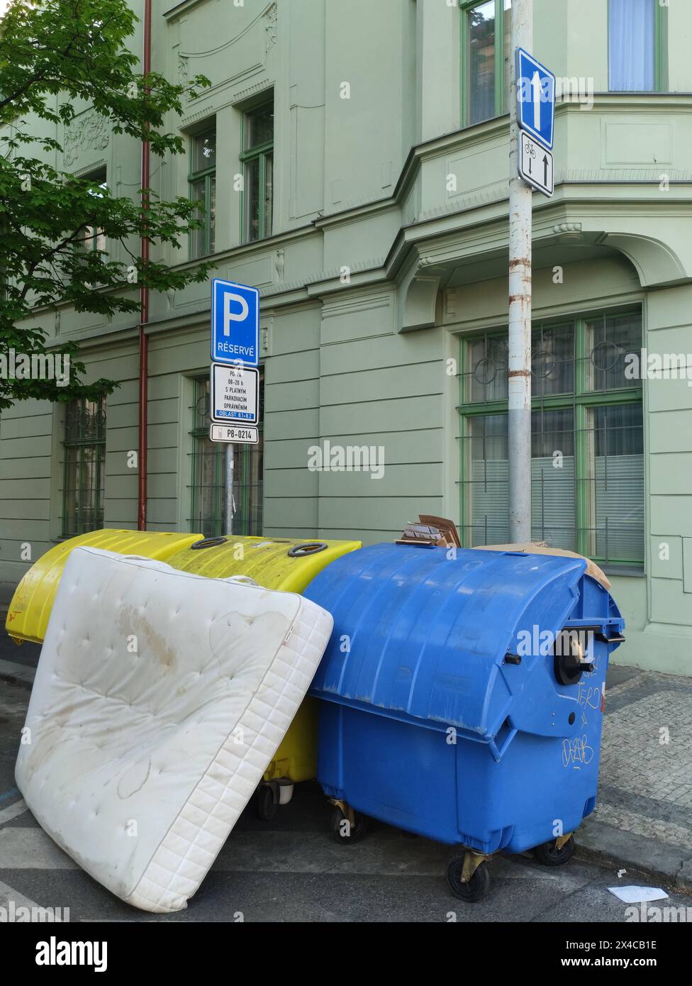 Prag, Tschechische republik - 2. Mai 2024: Mülltonnen-Bezirk Prag 8, Florenc Stockfoto