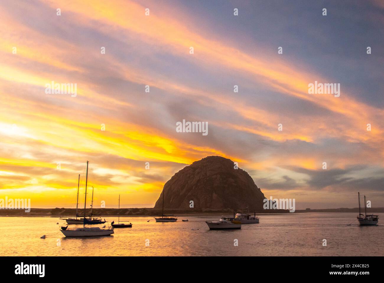 USA, Kalifornien, Morro Bay. Morro Rock und Marina bei Sonnenuntergang mit Seeottern. Stockfoto