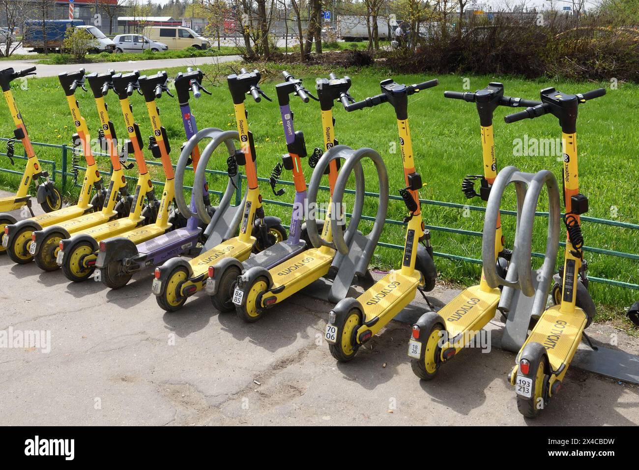 Moskau, Russland - 26. April. 2024. Kurzzeitvermietung für Elektroroller Yandex GO Stockfoto