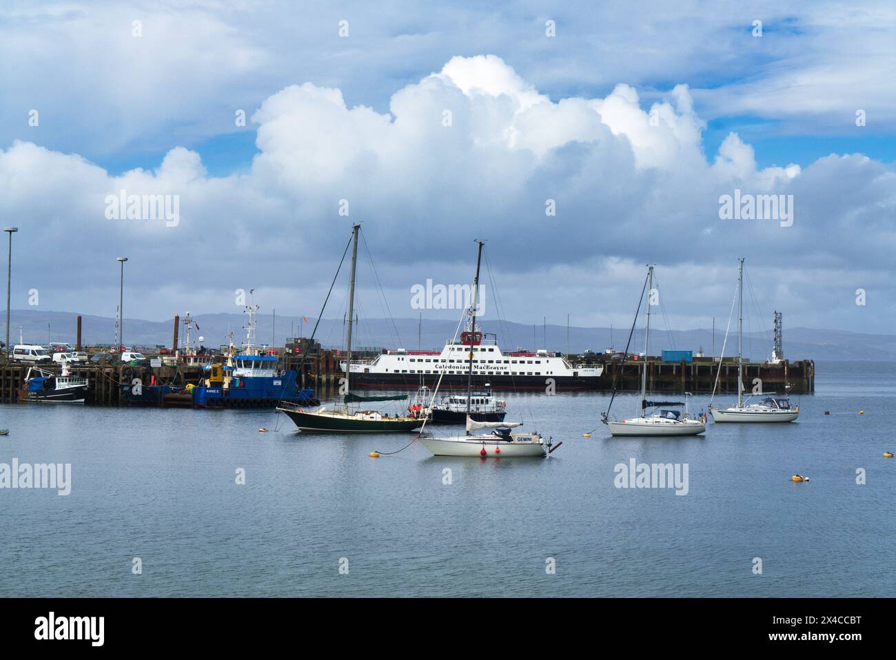 Blick nach Nordwesten zum Hafen von Mallaig am Mallaig Pier. WESTERN Highlands, Schottland, Großbritannien Stockfoto