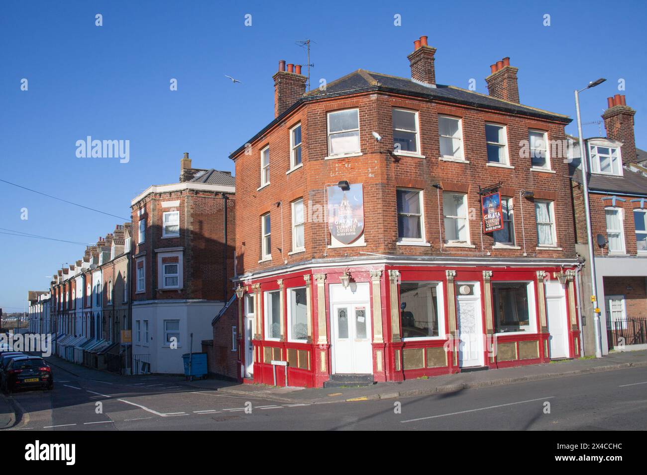 Eine Wohnreihe und ein türkisches Restaurant in Dovercourt, Essex, Großbritannien Stockfoto