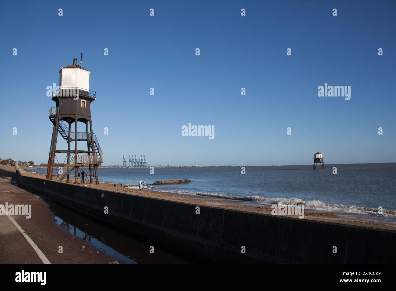 Viktorianische Leuchttürme am Strand von Dovercourt, Harwich, Essex im Vereinigten Königreich Stockfoto