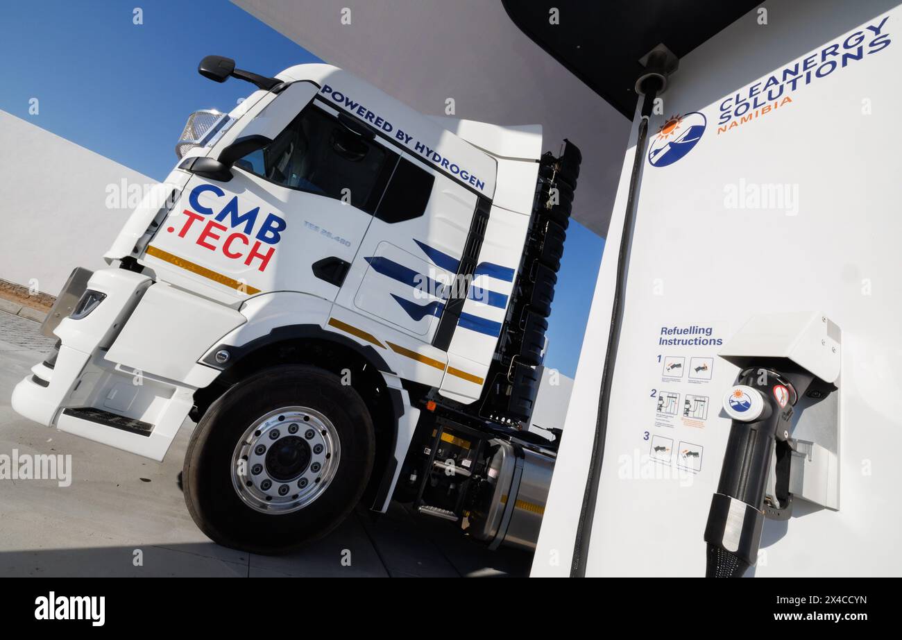 Walvis Bay, Namibia. Mai 2024. Dieses Bild zeigt einen Besuch der Cleanergy-Anlage mit grünem Wasserstoff in Walvis Bay, Teil eines offiziellen Besuchs des belgischen Königs in Namibia am Donnerstag, den 2. Mai 2024. BELGA FOTO BENOIT DOPPAGNE Credit: Belga News Agency/Alamy Live News Stockfoto