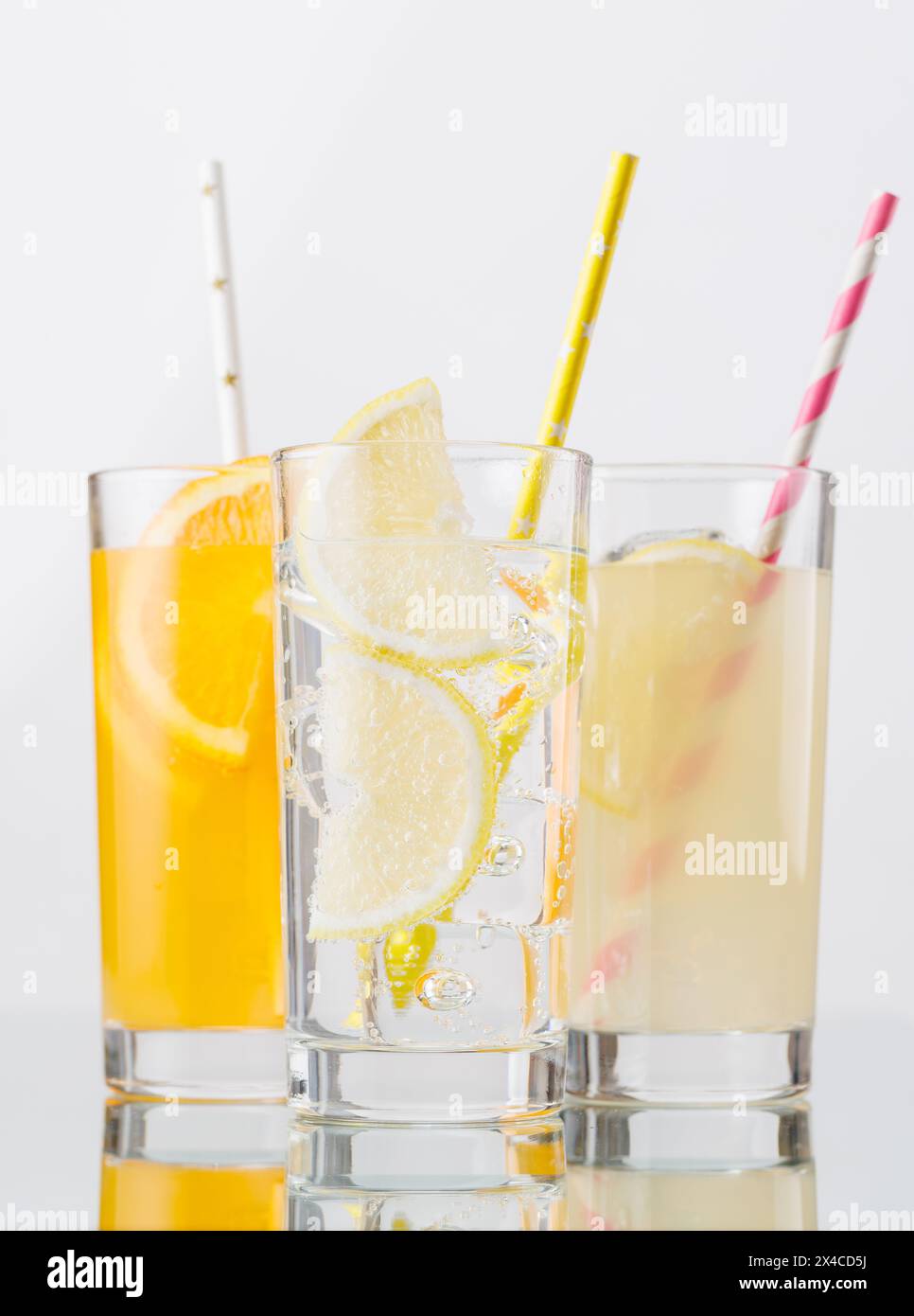 Verschiedene Limonade mit Eis in Gläsern auf grauem Hintergrund Stockfoto