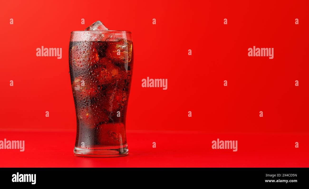 Cola mit Eis im Glas mit Kopierraum Stockfoto