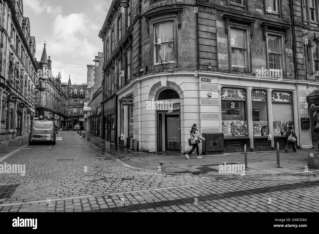 Nagel- und Spa-Business-Saloon im US-Stil auf der Union Street in der schottischen Stadt Inverness. Stockfoto