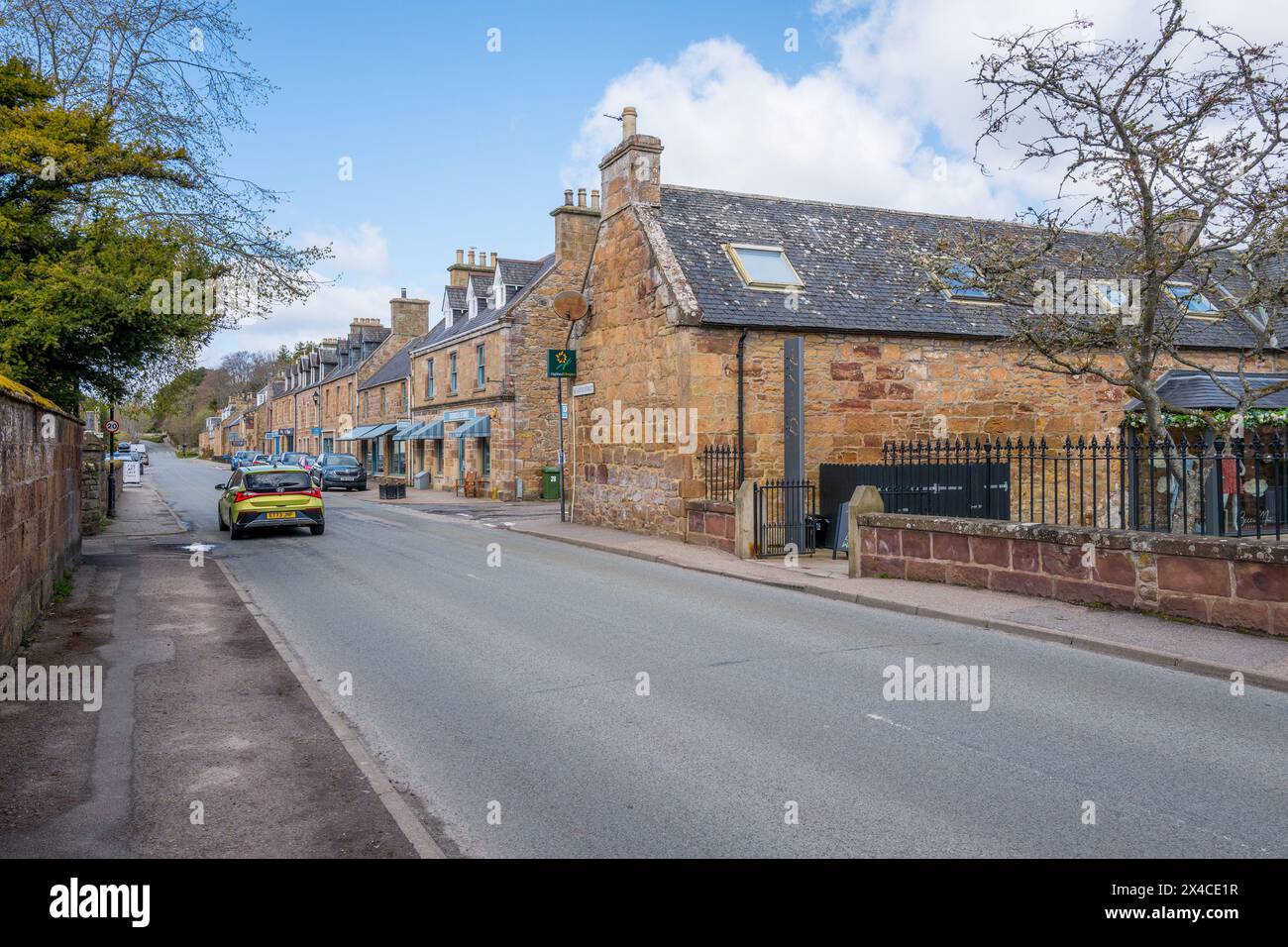 Castle Street in der schottischen Stadt Dornoch, Badeort, Gemeinde und ehemalige königliche Burghof im County Sutherland in den Highlands von Schottland. Stockfoto