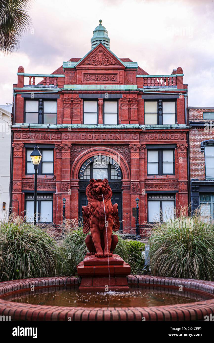 Savannah, Georgia, USA. Griffin Lion Wasserbrunnen am Savannah Cotton Exchange Gebäude Stockfoto