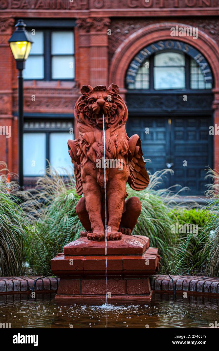 Savannah, Georgia, USA. Griffin Lion Wasserbrunnen am Savannah Cotton Exchange Gebäude Stockfoto