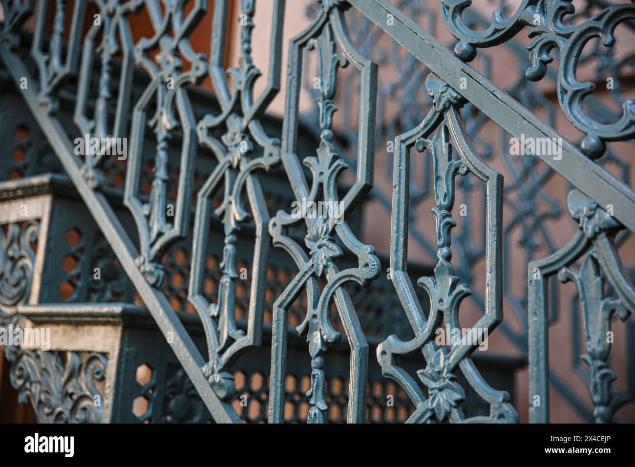 Savannah, Georgia, USA. Altes, grün verziertes schmiedeeisernes Geländer und Treppendesign. (Nur Für Redaktionelle Zwecke) Stockfoto