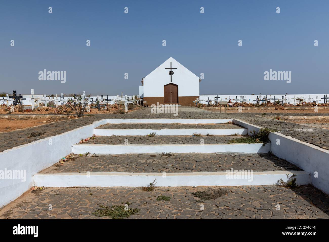 Kleine weiße Kirche und Gräber in der Nähe von Sal Rei, Boa Vista, Kap Verde, Republik Cabo Verde, Afrika Stockfoto