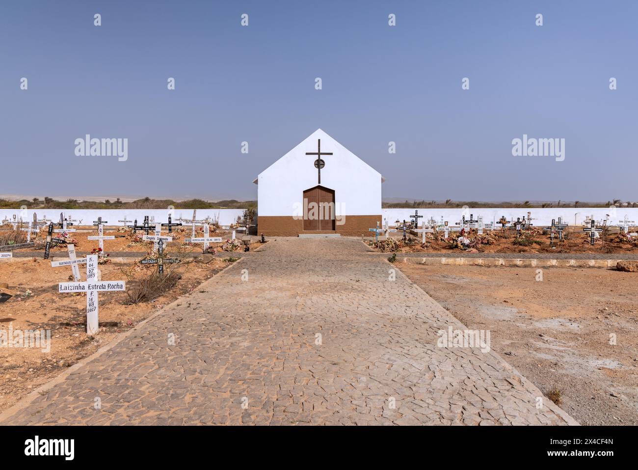 Kleine weiße Kirche und Gräber in der Nähe von Sal Rei, Boa Vista, Kap Verde, Republik Cabo Verde, Afrika Stockfoto