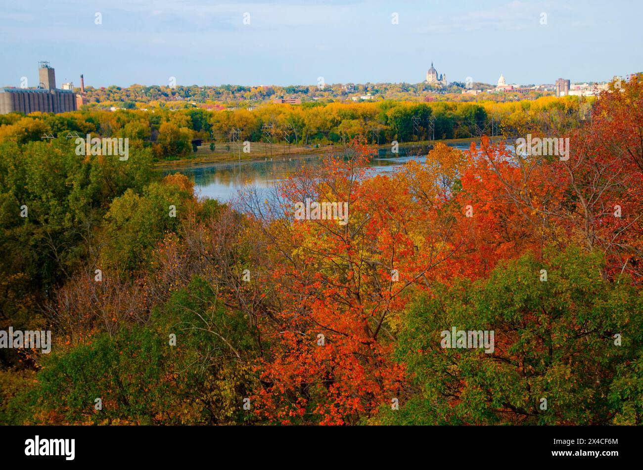 USA, Minnesota, Mendota Heights. Herbstfarbe, Ivey Falls Valley Stockfoto