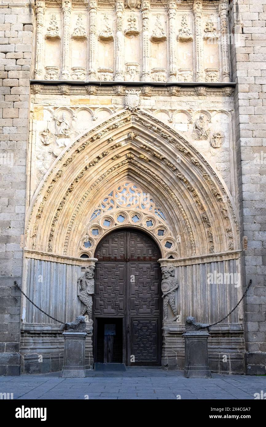Mittelalterliches Gebäude mit katholischer Kathedrale, Avila, Spanien Stockfoto