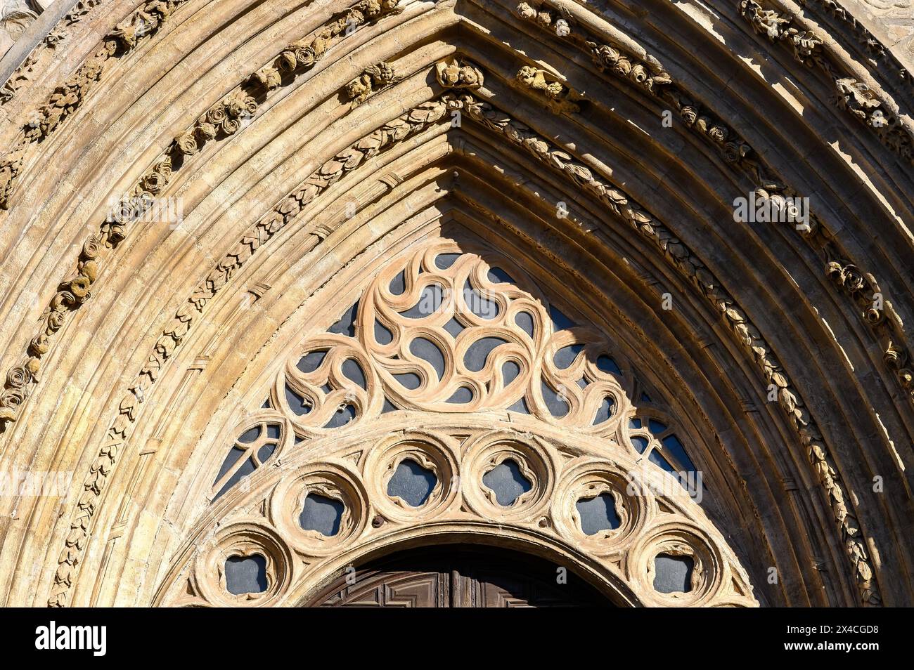 Mittelalterliches Gebäude mit katholischer Kathedrale, Avila, Spanien Stockfoto