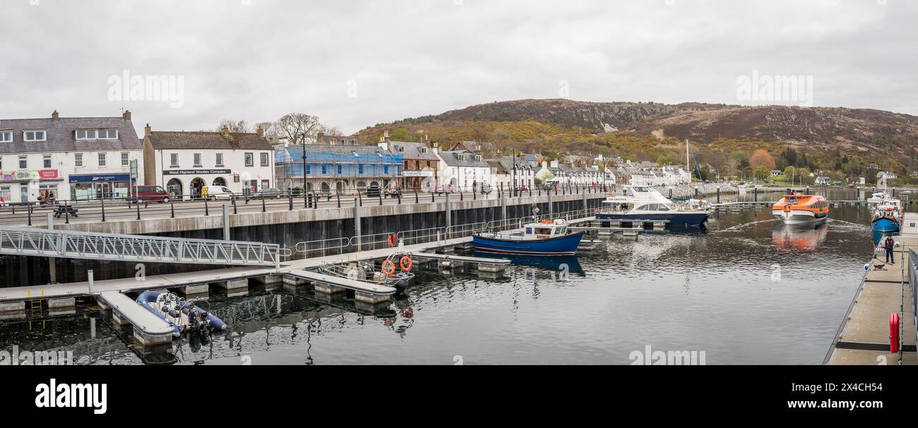 Ullapool ist eine Stadt und ein Hauptfischerhafen an der westlichen Nordküste Schottlands, die einen sicheren Ankerplatz für Schiffe und kleine Kreuzfahrtschiffe bietet. Stockfoto